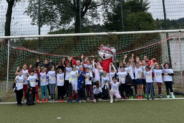 Gruppenfoto der Teilnehmerinnen am Tag des Mädchenfussballs beim SV Kirchzarten