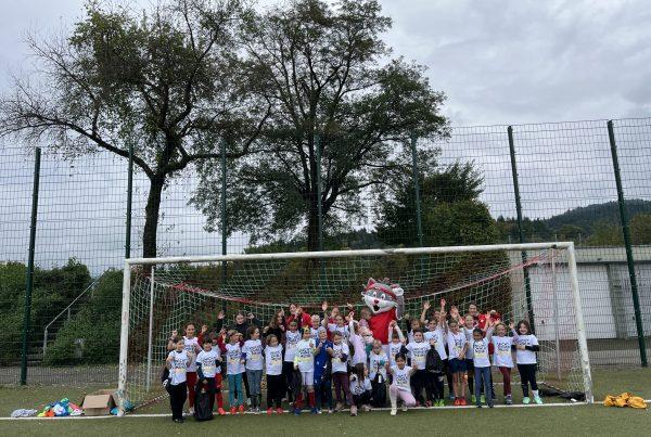 Gruppenfoto der Teilnehmerinnen am Tag des Mädchenfussballs beim SV Kirchzarten