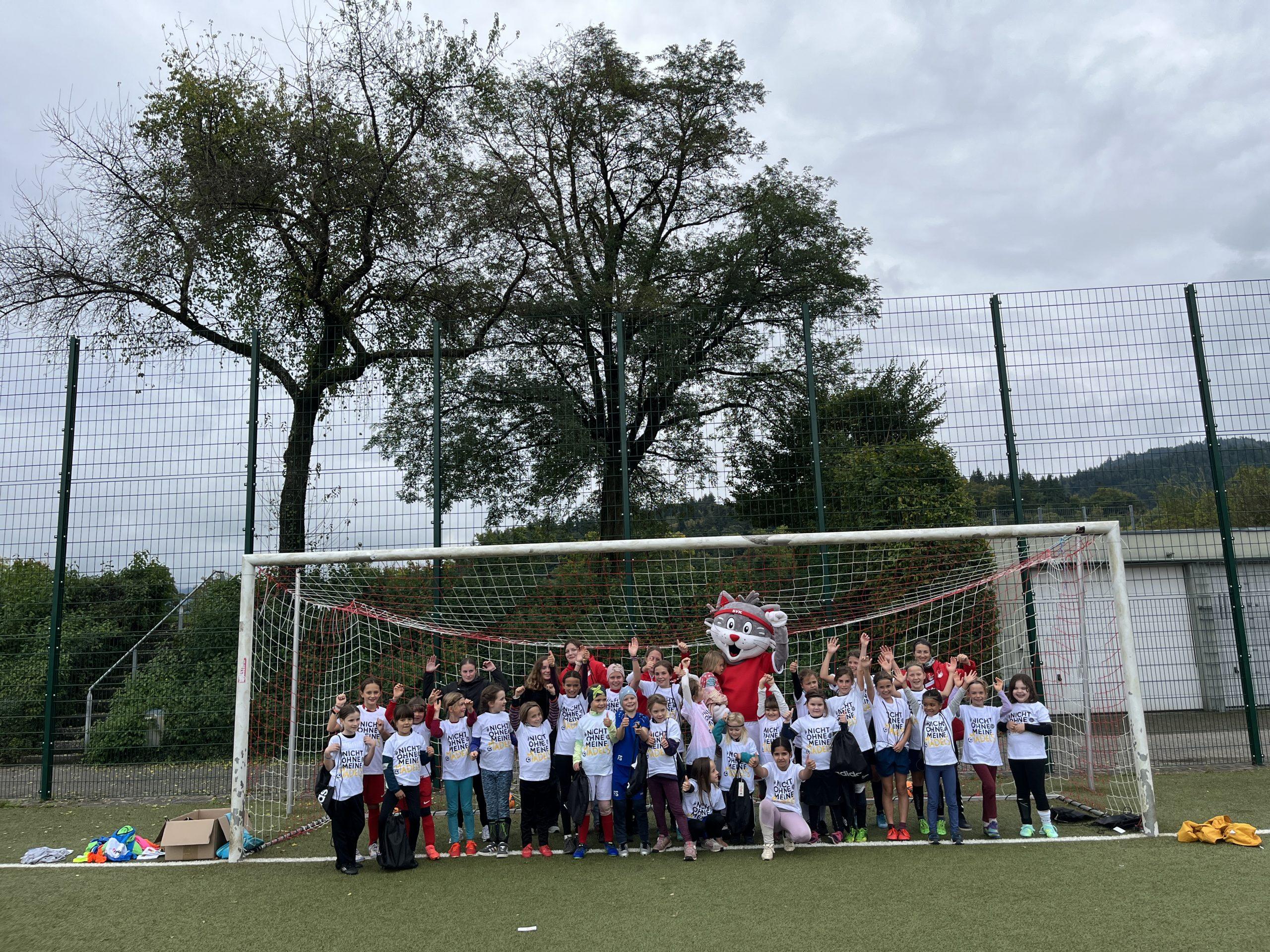 Gruppenfoto der Teilnehmerinnen am Tag des Mädchenfussballs beim SV Kirchzarten